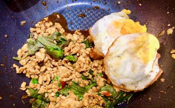 Kurz gebratenes Huhn mit Heiligem Basilikum und frittiertem Ei | Gai pad grapao gai khai dao